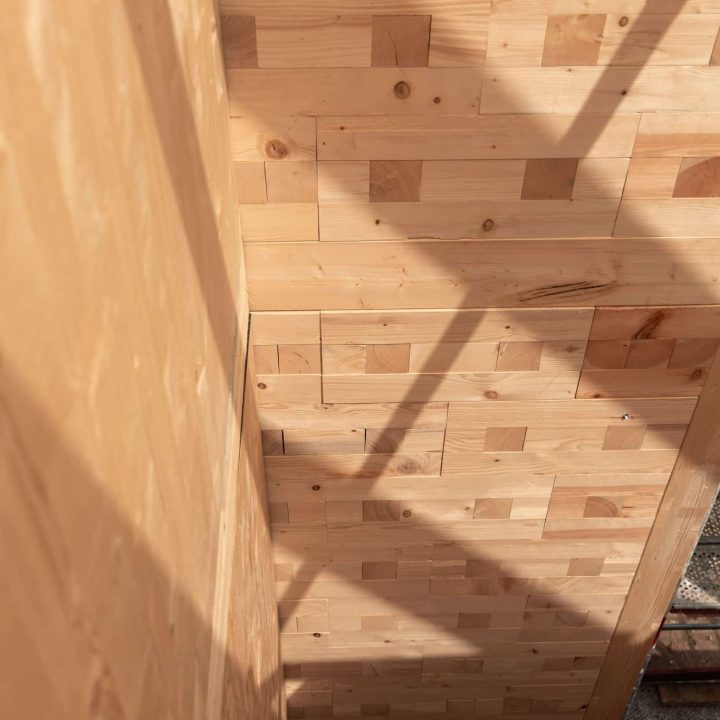 Bauen mit Holz in Frankfurt: Dort wurde ein Einfamilienhaus als unser Pilotprojekt mithilfe der TRIQBRIQ Holzbausysteme als Holzbau ohne Leim realisiert.