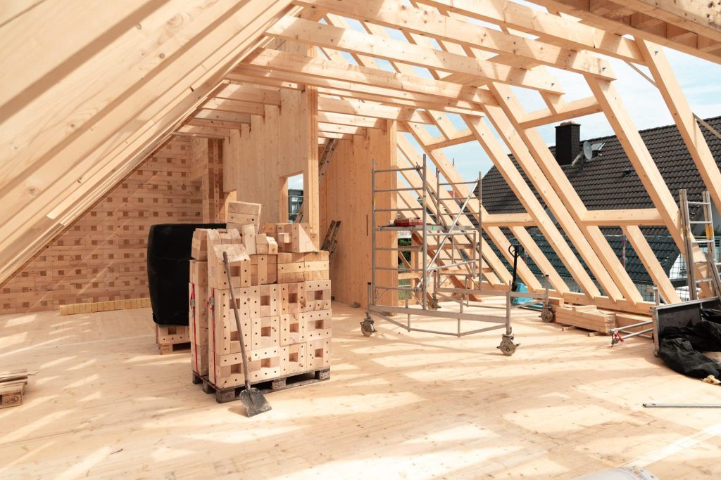 Bauen mit Holz in Frankfurt: Dort wurde ein Einfamilienhaus als unser Pilotprojekt mithilfe der TRIQBRIQ Holzbausysteme als Holzbau ohne Leim realisiert.