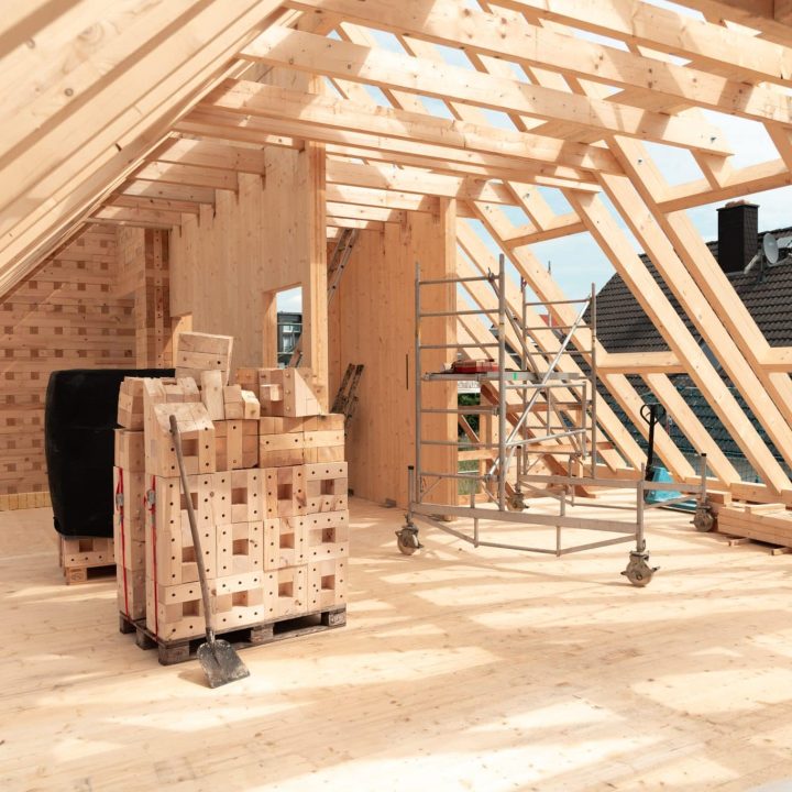 Bauen mit Holz in Frankfurt: Dort wurde ein Einfamilienhaus als unser Pilotprojekt mithilfe der TRIQBRIQ Holzbausysteme als Holzbau ohne Leim realisiert.