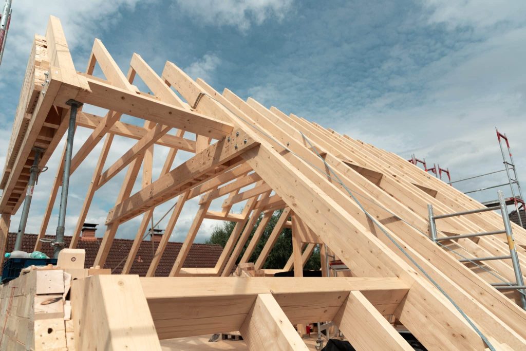 Bauen mit Holz in Frankfurt: Dort wurde ein Einfamilienhaus als unser Pilotprojekt mithilfe der TRIQBRIQ Holzbausysteme als Holzbau ohne Leim realisiert.