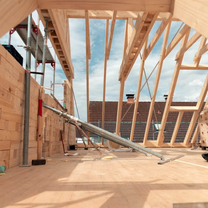 Bauen mit Holz in Frankfurt: Dort wurde ein Einfamilienhaus als unser Pilotprojekt mithilfe der TRIQBRIQ Holzbausysteme als Holzbau ohne Leim realisiert.