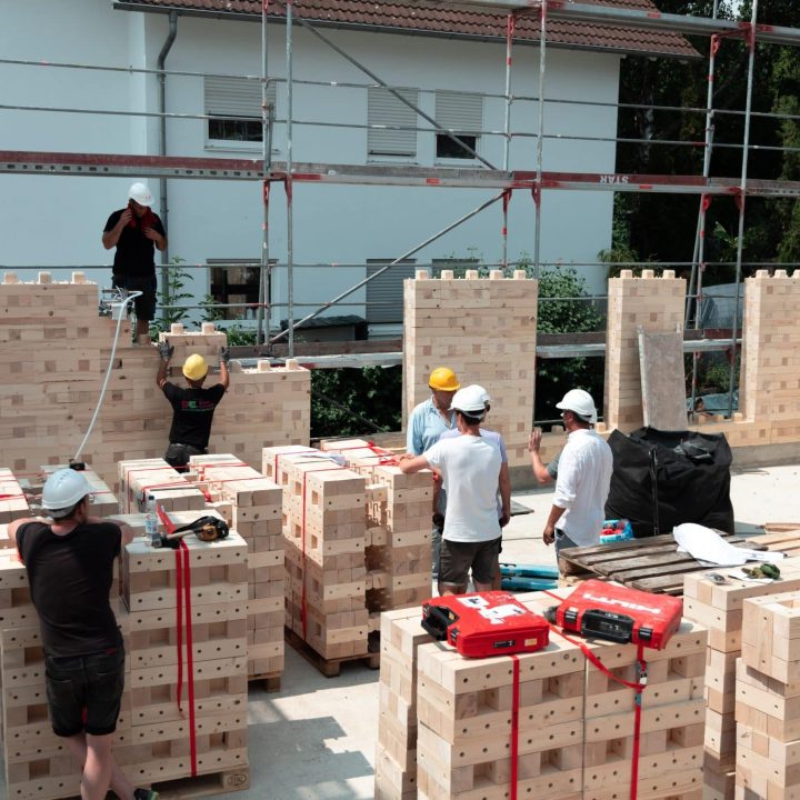 Bauen mit Holz in Frankfurt: Dort wurde ein Einfamilienhaus als unser Pilotprojekt mithilfe der TRIQBRIQ Holzbausysteme als Holzbau ohne Leim realisiert.