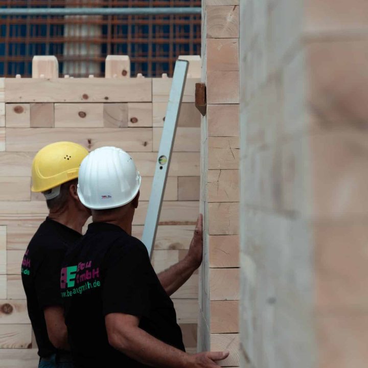 Bauen mit Holz in Frankfurt: Dort wurde ein Einfamilienhaus als unser Pilotprojekt mithilfe der TRIQBRIQ Holzbausysteme als Holzbau ohne Leim realisiert.
