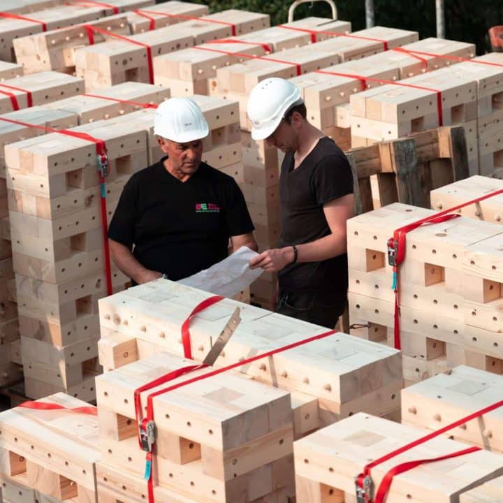 Bauen mit Holz in Frankfurt: Dort wurde ein Einfamilienhaus als unser Pilotprojekt mithilfe der TRIQBRIQ Holzbausysteme als Holzbau ohne Leim realisiert.
