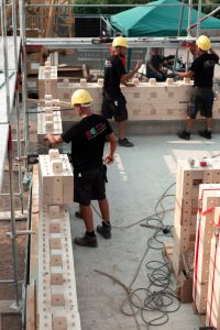 Bauen mit Holz in Frankfurt: Dort wurde ein Einfamilienhaus als unser Pilotprojekt mithilfe der TRIQBRIQ Holzbausysteme als Holzbau ohne Leim realisiert.