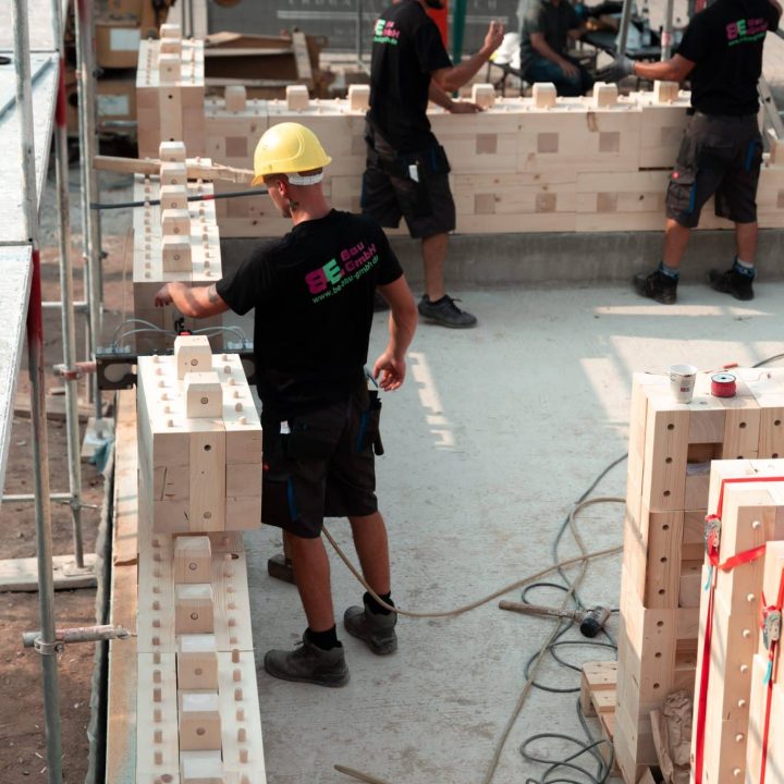 Bauen mit Holz in Frankfurt: Dort wurde ein Einfamilienhaus als unser Pilotprojekt mithilfe der TRIQBRIQ Holzbausysteme als Holzbau ohne Leim realisiert.
