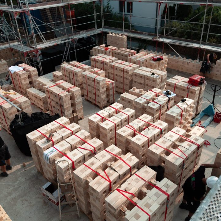 Bauen mit Holz in Frankfurt: Dort wurde ein Einfamilienhaus als unser Pilotprojekt mithilfe der TRIQBRIQ Holzbausysteme als Holzbau ohne Leim realisiert.