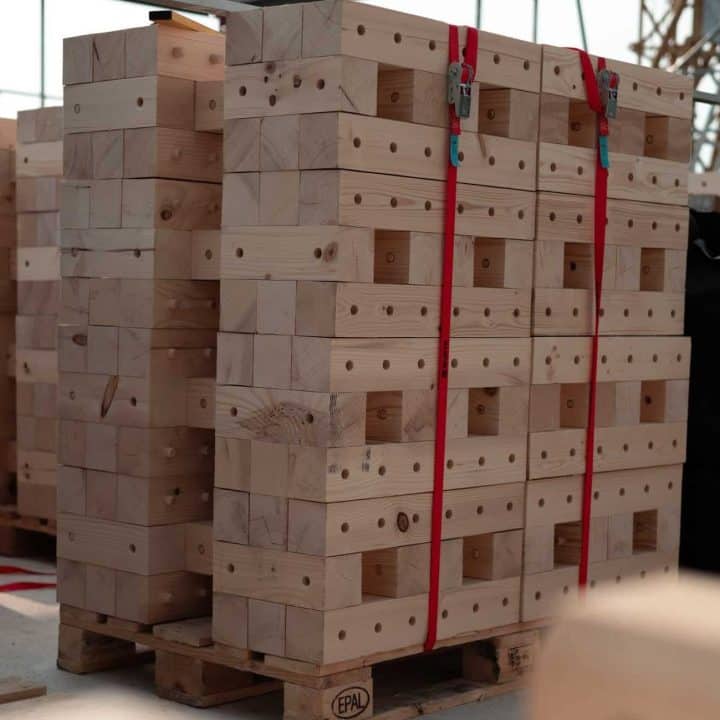 Bauen mit Holz in Frankfurt: Dort wurde ein Einfamilienhaus als unser Pilotprojekt mithilfe der TRIQBRIQ Holzbausysteme als Holzbau ohne Leim realisiert.