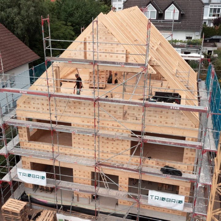 Bauen mit Holz in Frankfurt: Dort wurde ein Einfamilienhaus als unser Pilotprojekt mithilfe der TRIQBRIQ Holzbausysteme als Holzbau ohne Leim realisiert.