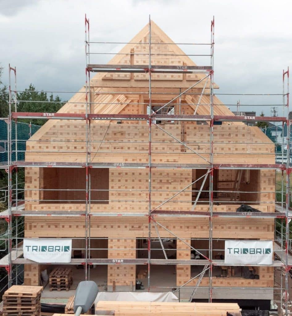 Bauen mit Holz in Frankfurt: Dort wurde ein Einfamilienhaus als unser Pilotprojekt mithilfe der TRIQBRIQ Holzbausysteme als Holzbau ohne Leim realisiert.