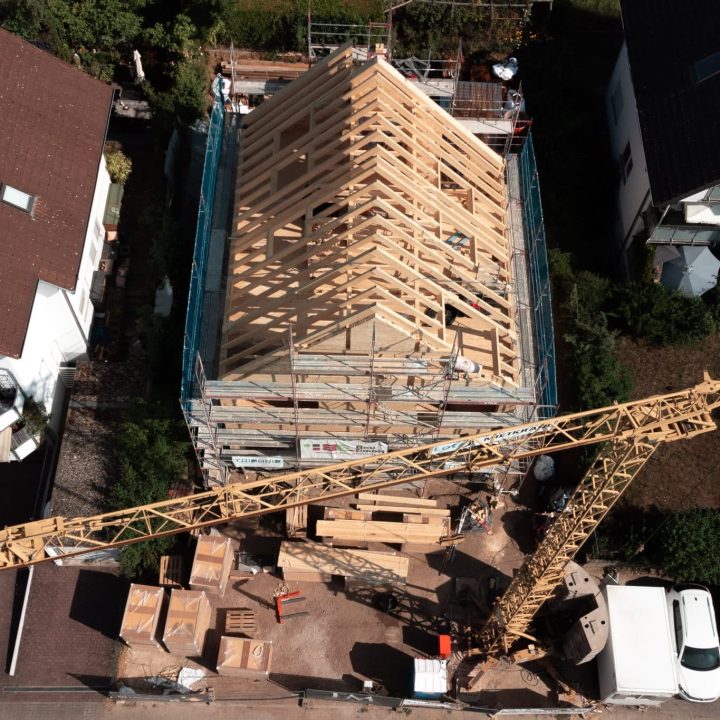 Bauen mit Holz in Frankfurt: Dort wurde ein Einfamilienhaus als unser Pilotprojekt mithilfe der TRIQBRIQ Holzbausysteme als Holzbau ohne Leim realisiert.