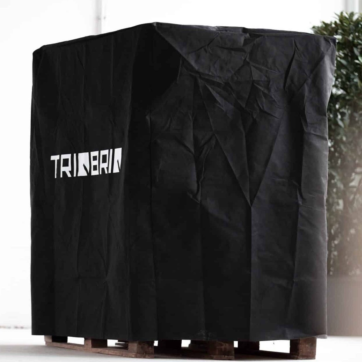 nachhaltige Holzbauelemente TRIQBRIQ auf einer Palette mit Haube