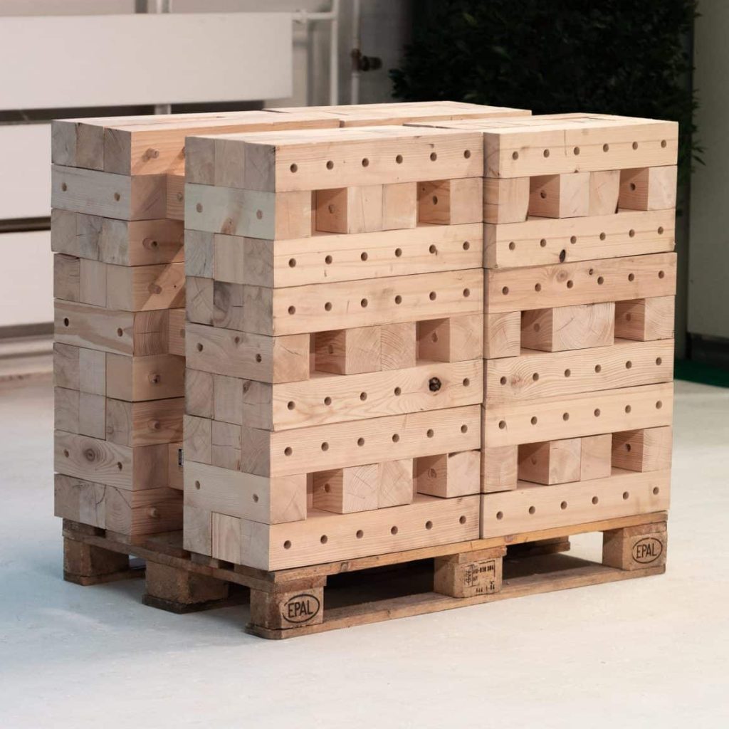 nachhaltige Holzbauelemente TRIQBRIQ auf einer Palette