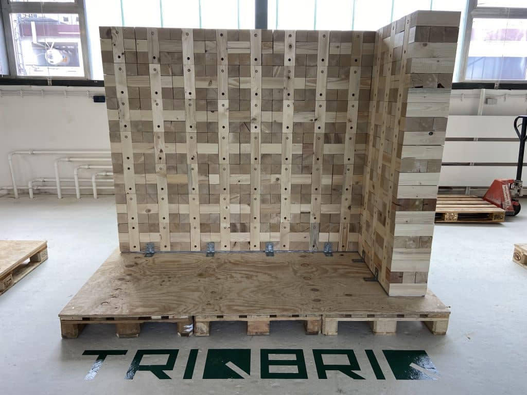 Frontansicht einer Wand aus nachhaltigen Holzbau-Elementen mit Bodenplatte