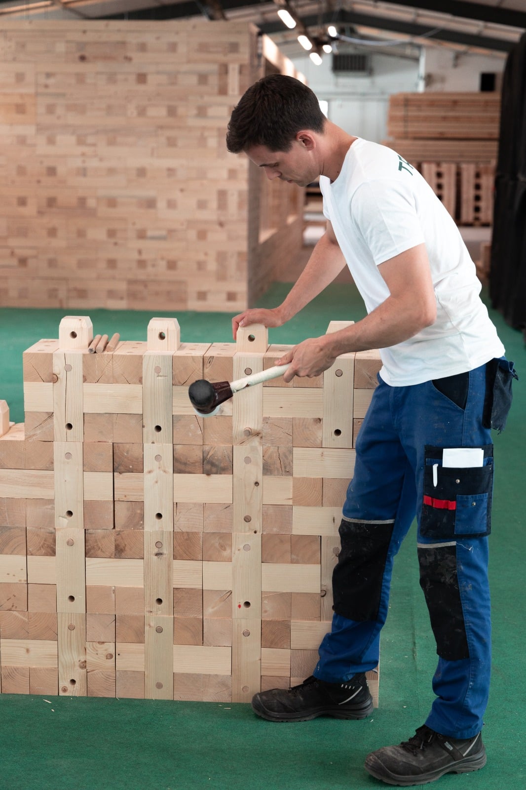 Lewin Fricke beim Mauern in Massivholzbauweise in unserem Stammwerk in Tübingen