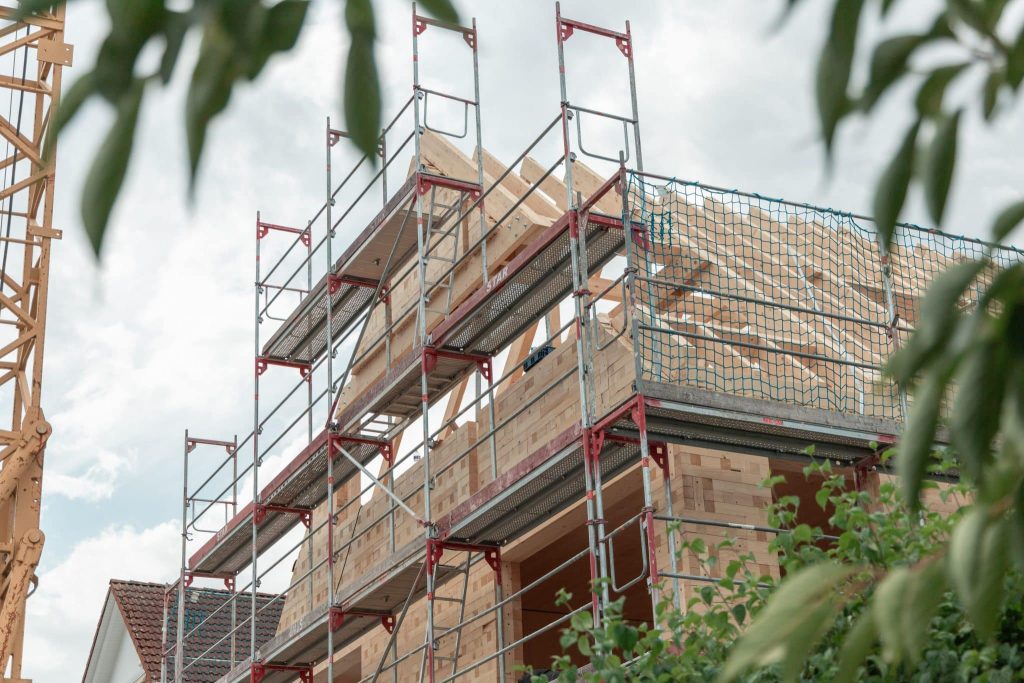 Bauen mit Holz in Frankfurt: Dort wurde ein Einfamilienhaus als unser Pilotprojekt mithilfe der TRIQBRIQ Holzbausysteme als Holzbau ohne Leim realisiert.