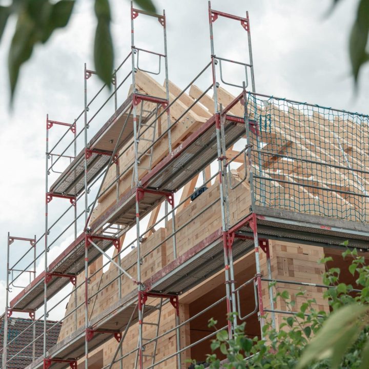Bauen mit Holz in Frankfurt: Dort wurde ein Einfamilienhaus als unser Pilotprojekt mithilfe der TRIQBRIQ Holzbausysteme als Holzbau ohne Leim realisiert.