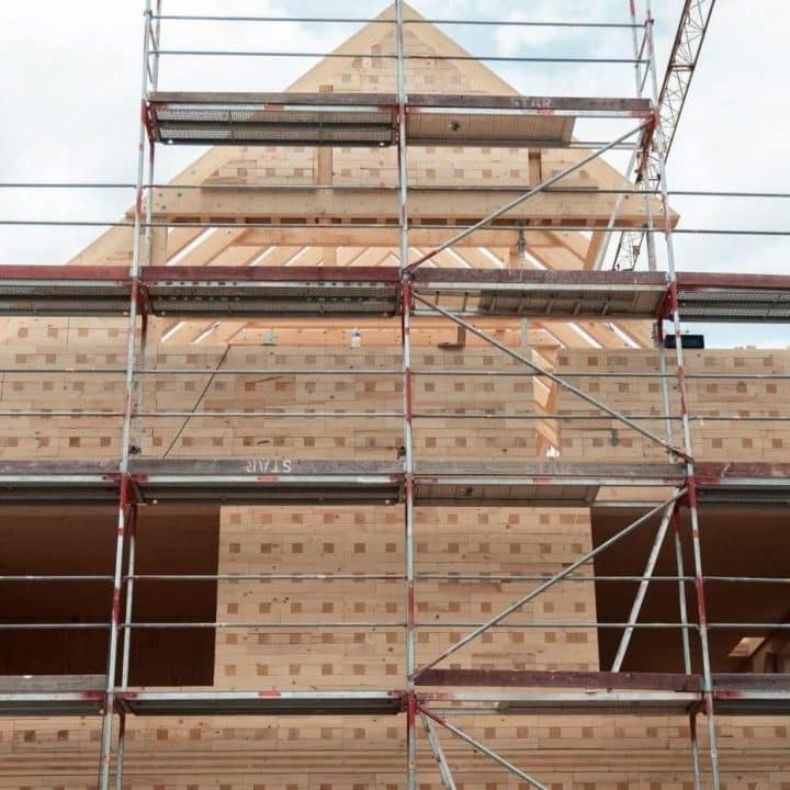Bauen mit Holz in Frankfurt: Dort wurde ein Einfamilienhaus als unser Pilotprojekt mithilfe der TRIQBRIQ Holzbausysteme als Holzbau ohne Leim realisiert.