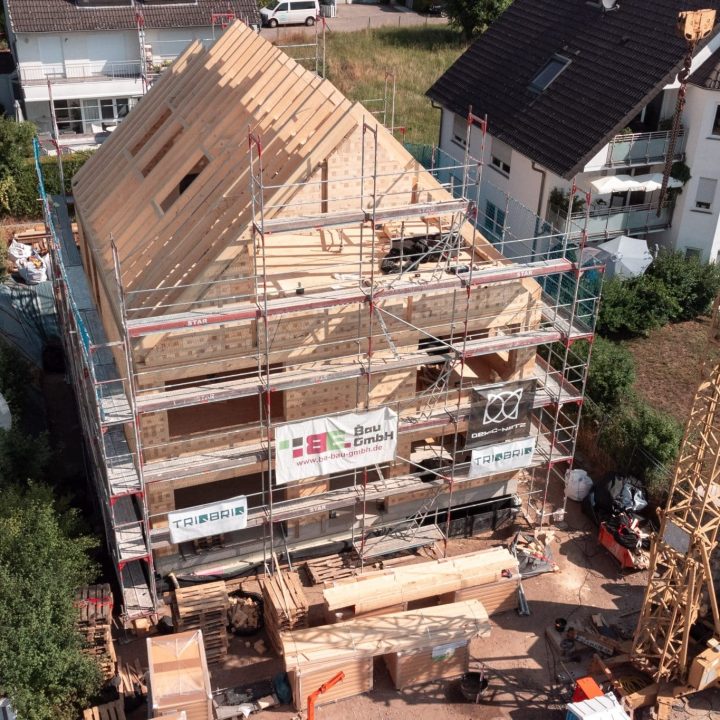 Bauen mit Holz in Frankfurt: Dort wurde ein Einfamilienhaus als unser Pilotprojekt mithilfe der TRIQBRIQ Holzbausysteme als Holzbau ohne Leim realisiert.