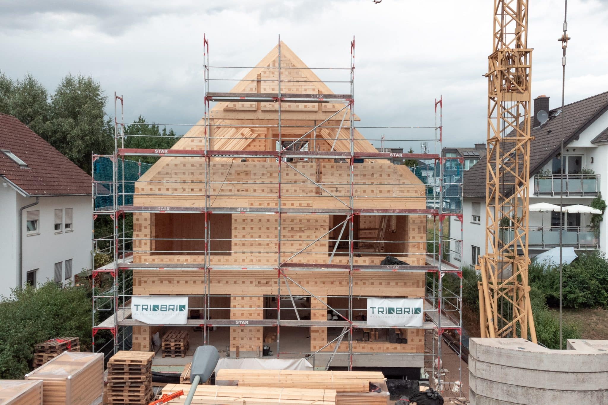 Bauen mit Holz in Frankfurt: Dort wurde ein Einfamilienhaus als unser Pilotprojekt mithilfe der TRIQBRIQ Holzbausysteme als Holzbau ohne Leim realisiert.