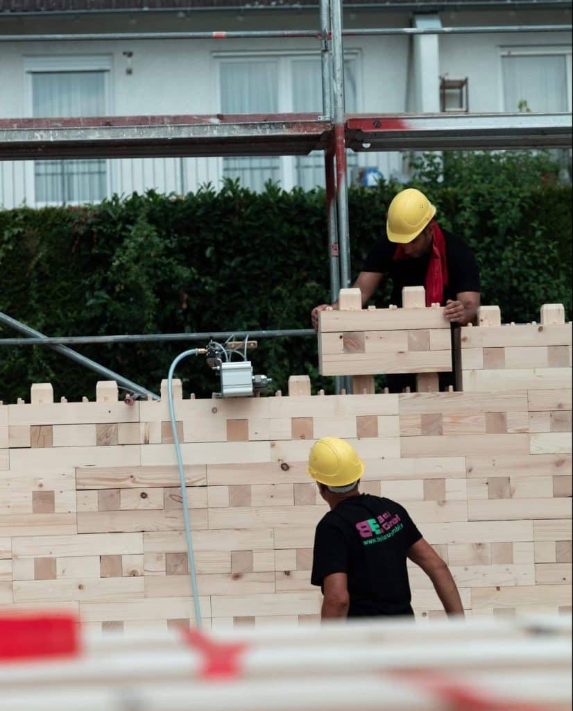 Bauen mit Holz in Frankfurt: Dort wurde ein Einfamilienhaus als unser Pilotprojekt mithilfe der TRIQBRIQ Holzbausysteme als Holzbau ohne Leim realisiert.