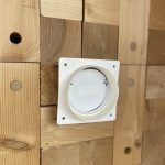 Beispiel der Anbringung von Haustechnik an einem nachhaltigen Holzmassivhaus als modularer Holzbau