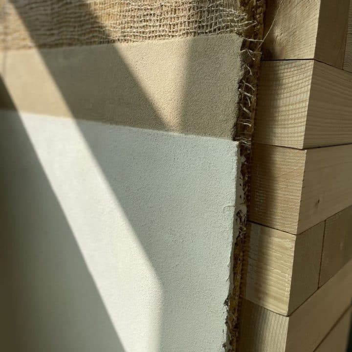 Beispiel eines Wandaufbaus an einem nachhaltigen Holzmassivhaus als modularer Holzbau