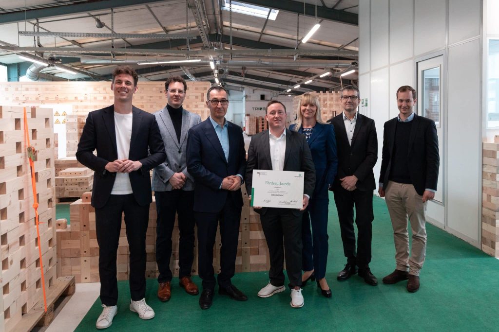Bauminister Cem Özdemir übergibt einen Förderungsbescheid an das Holzbau Team
