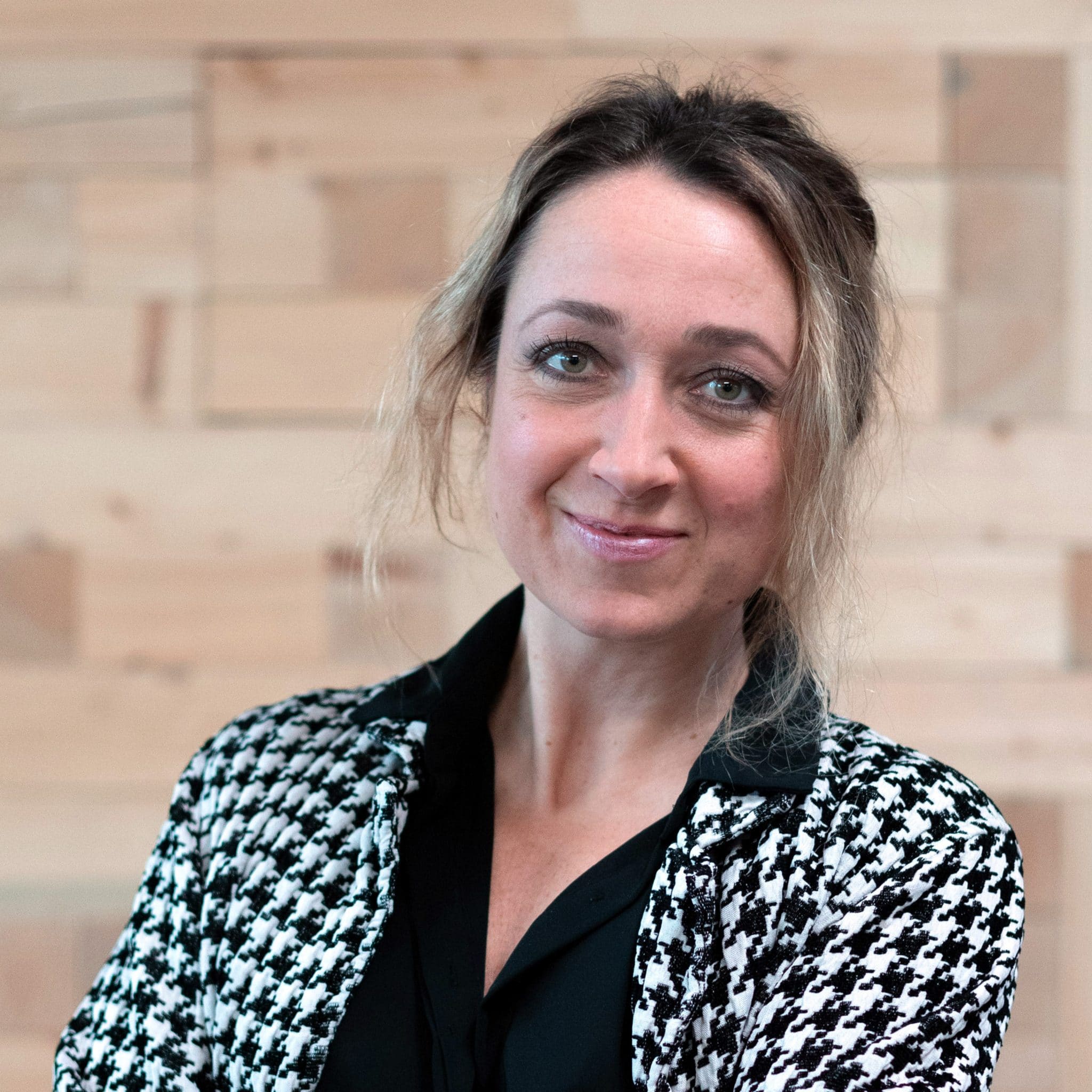 Marketing Leitung Lisa Wörner von Massivholzhaus Hersteller TRIQBRIQ in Tübingen vor Holzbau ohne Leim