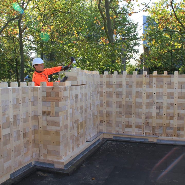 Ansicht Holzsystembau des TRIQBRIQ-Baustoffherstellers im Rahmen eines Showcases der Berlinovo für eine Quartierslösung