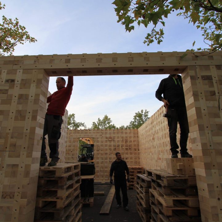 Ansicht Holzsystembau des TRIQBRIQ-Baustoffherstellers im Rahmen eines Showcases der Berlinovo für eine Quartierslösung