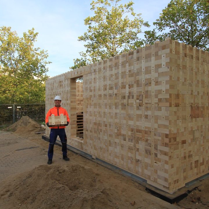 Ansicht Holzsystembau des TRIQBRIQ-Baustoffherstellers im Rahmen eines Showcases der Berlinovo für eine Quartierslösung